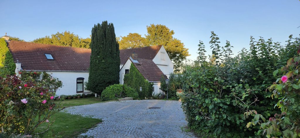 Kleines Haus hinter dem Deich